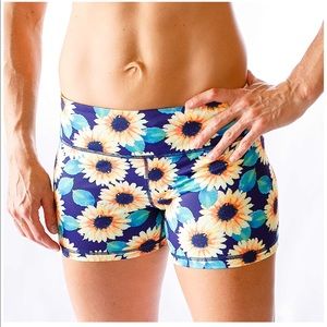 ISO THESE SHORTS SIZE MEDIUM